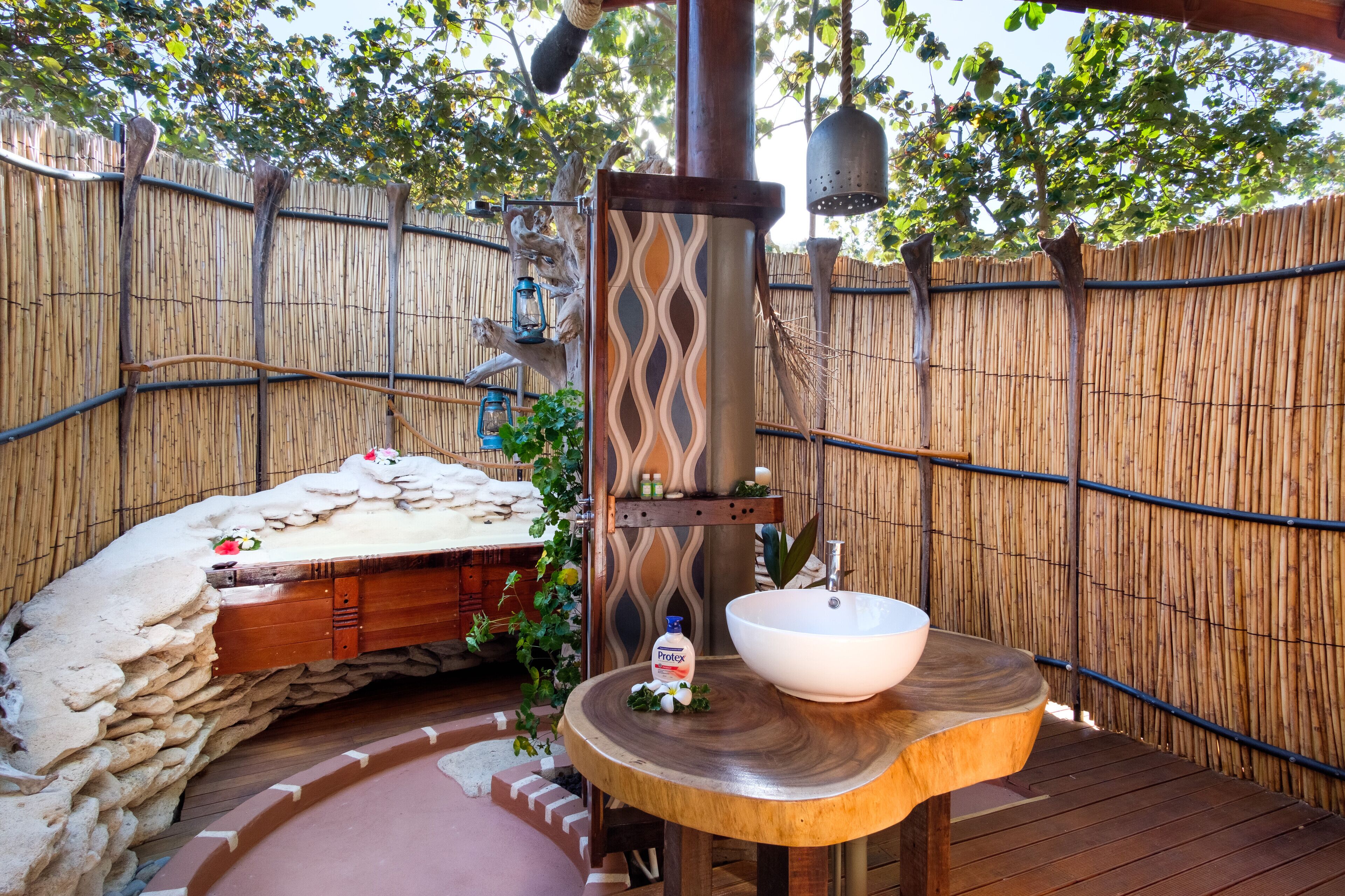 Habitación (Beachfront Bure) | Baño | Regadera y toallas 