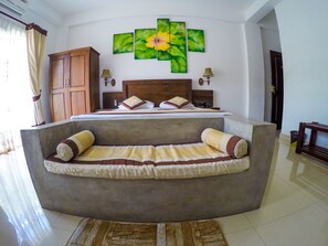 Minibar, escritorio, cunas gratuitas y camas plegables/adicionales