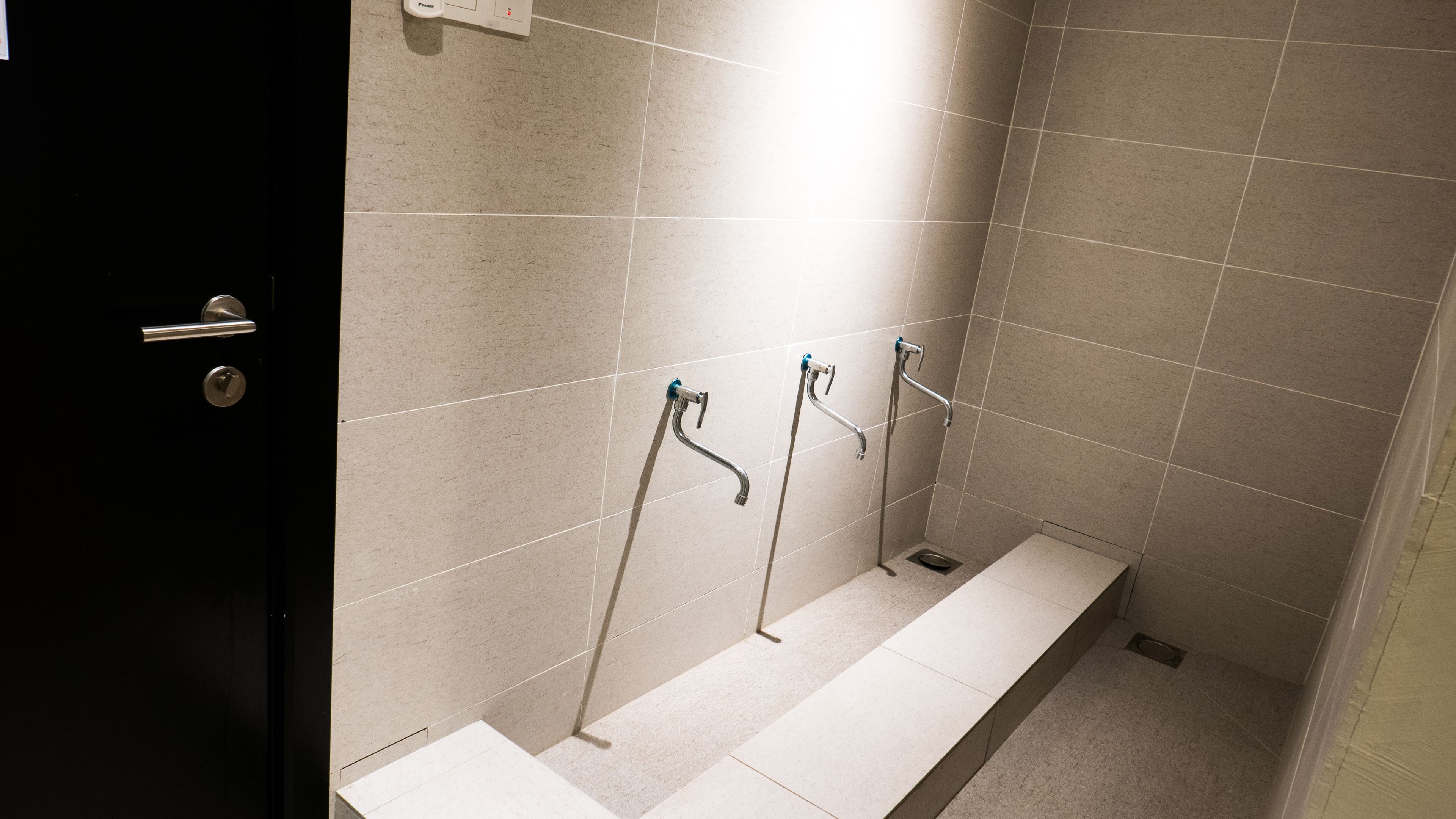 Une salle de bain avec une douche, des toilettes et un lavabo.