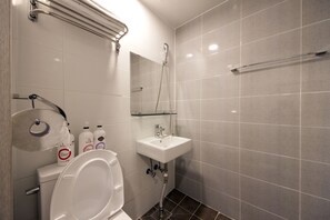 Economy Twin Room | Bathroom | Shower, hair dryer, slippers, towels - K-Grand Hotel Seoul  (Seoul)