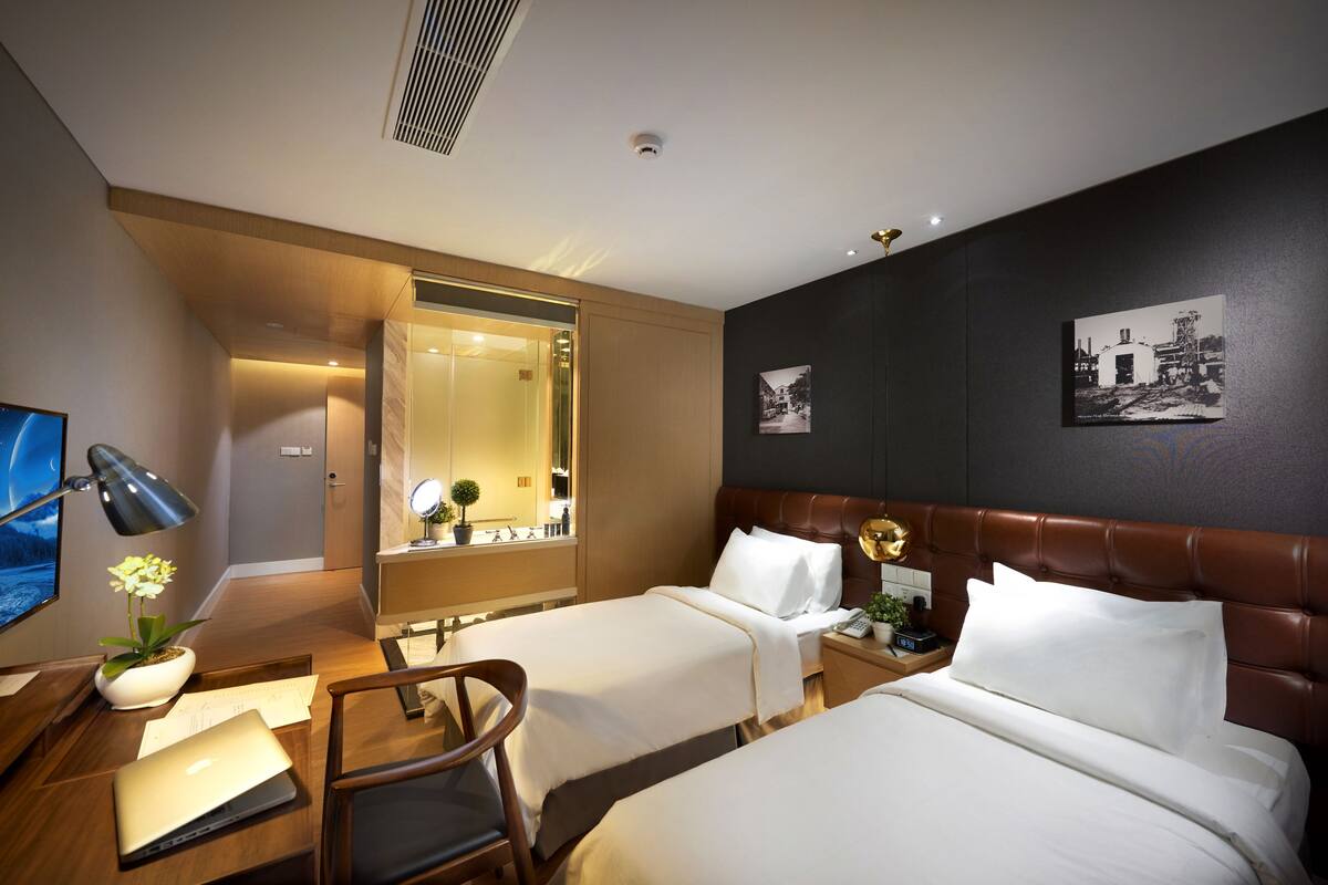 Kamar Twin Klasik | Seprai premium, minibar, brankas, dan meja kerja