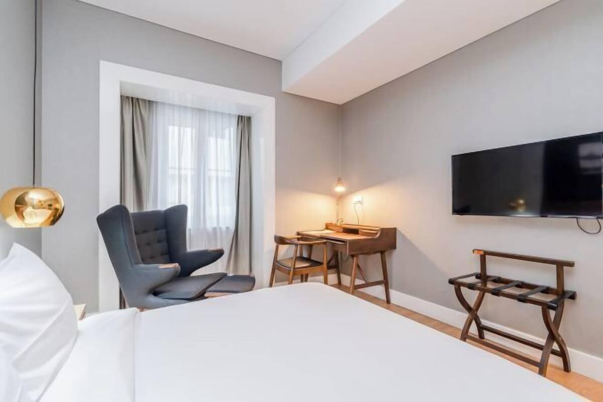 Seprai premium, minibar, brankas, dan meja kerja