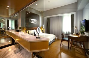 The Classic | Premium bedding, minibar, in-room safe, desk