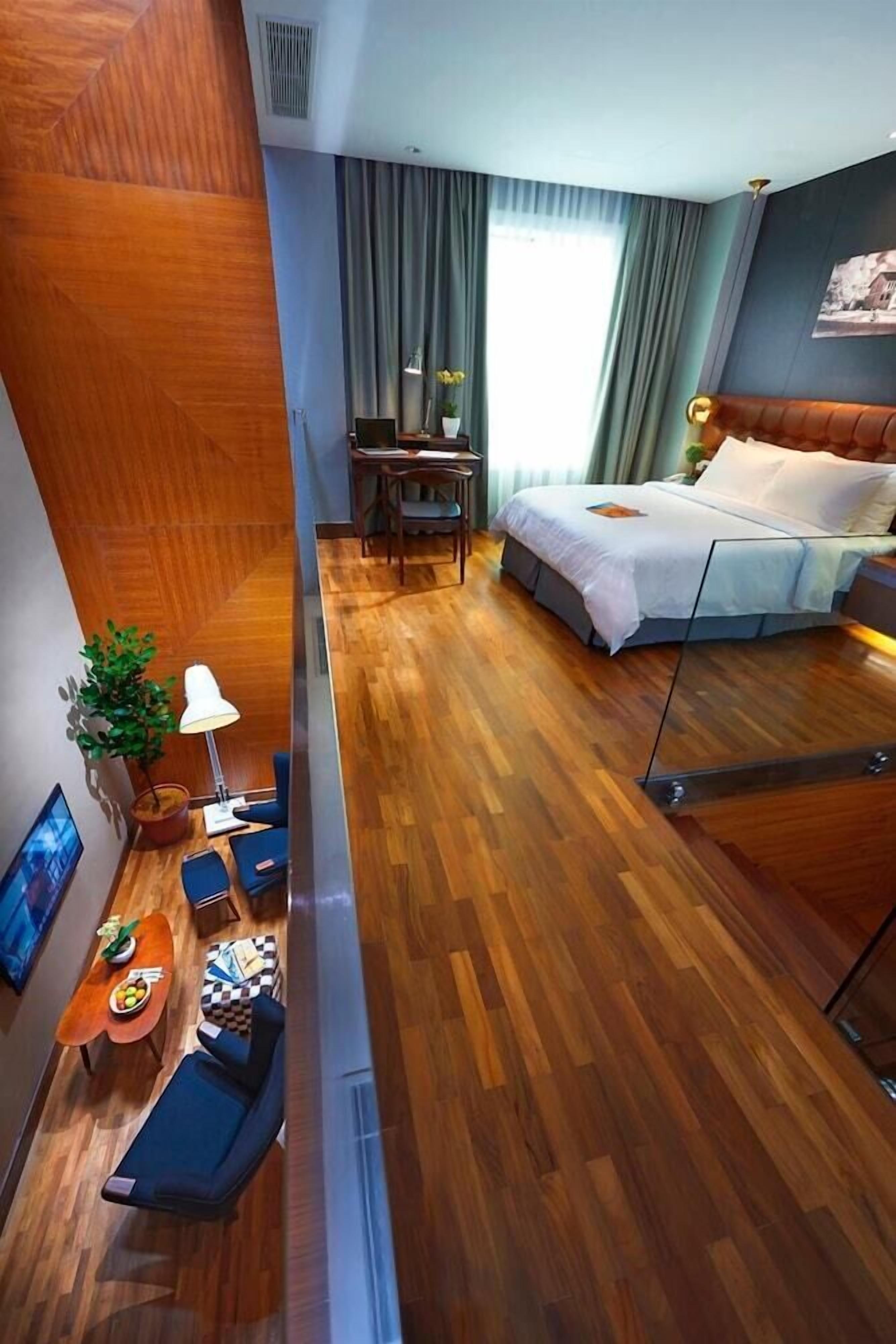 premium bedding, minibar, in-room safe, desk