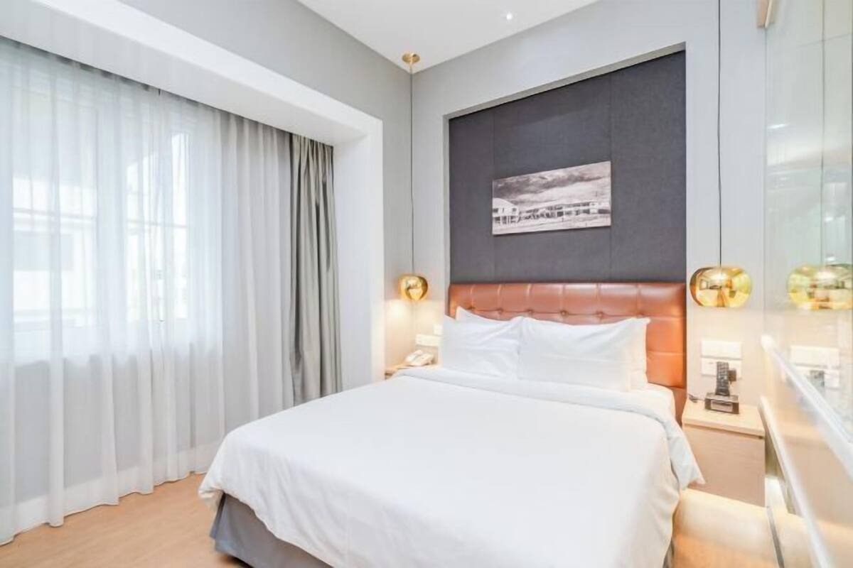 Seprai premium, minibar, brankas, dan meja kerja