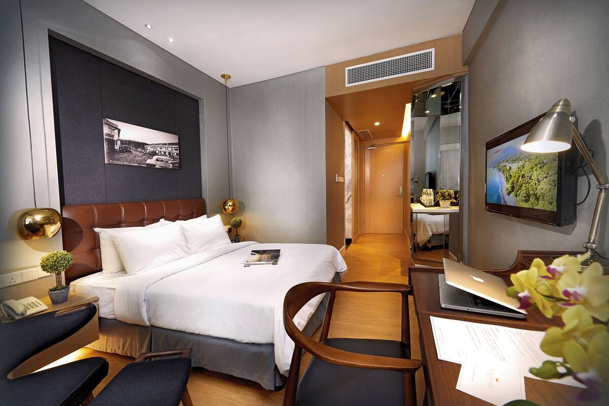 Seprai premium, minibar, brankas, dan meja kerja