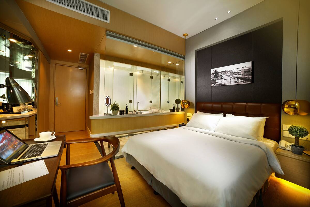 Kamar (Classic) | Seprai premium, minibar, brankas, dan meja kerja
