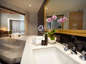 Chuveiro com efeito de chuva, produtos de toalete grátis