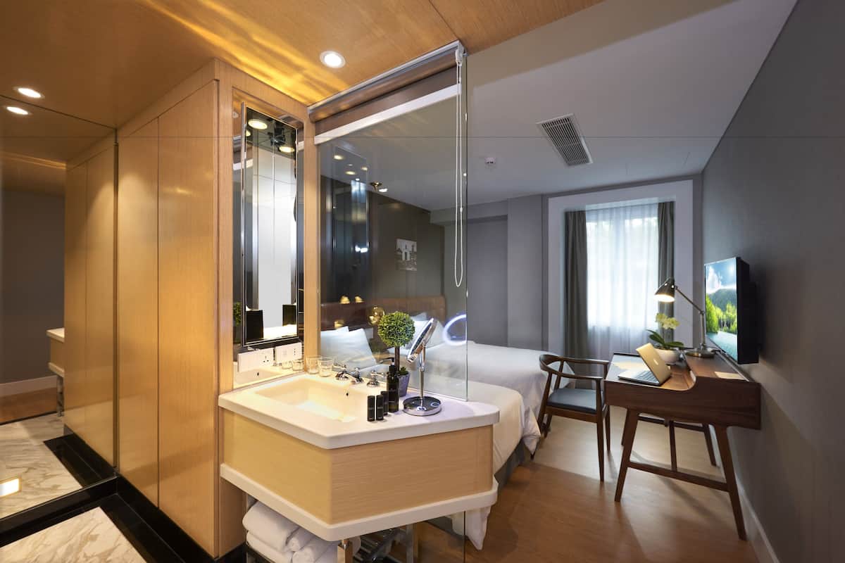 premium bedding, minibar, in-room safe, desk