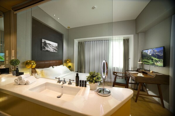Peralatan tempat tidur premium, bar mini, peti besi dalam bilik, meja 