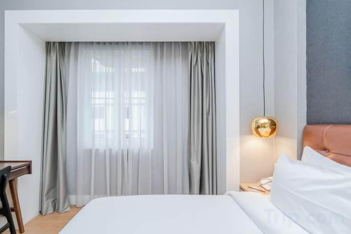 Ropa de cama de alta calidad, minibar, caja fuerte y escritorio