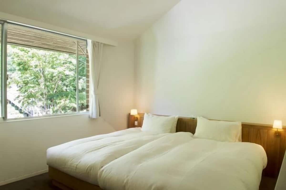 2 bedrooms, in-room safe, desk, blackout curtains
