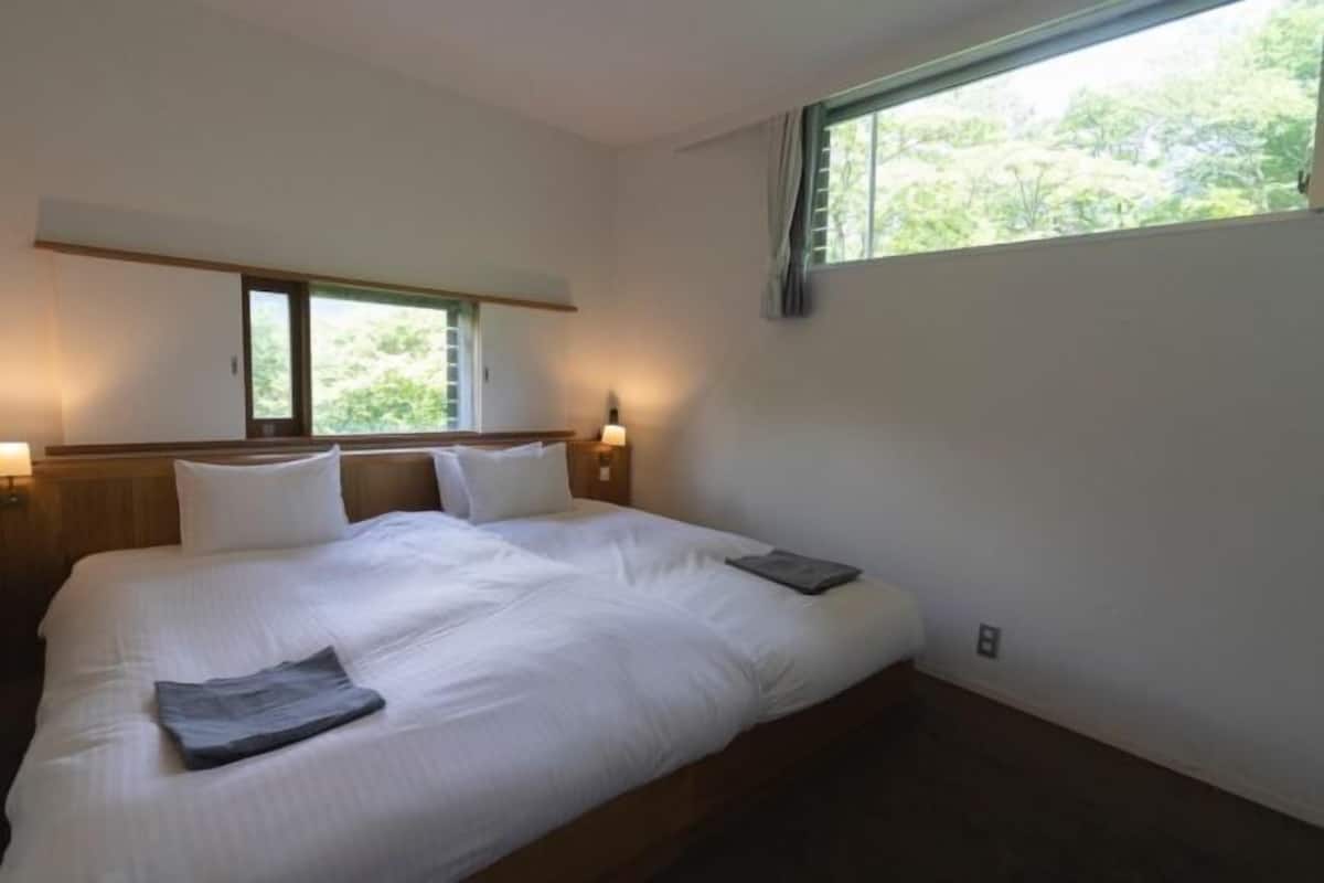 2 bedrooms, in-room safe, desk, blackout curtains