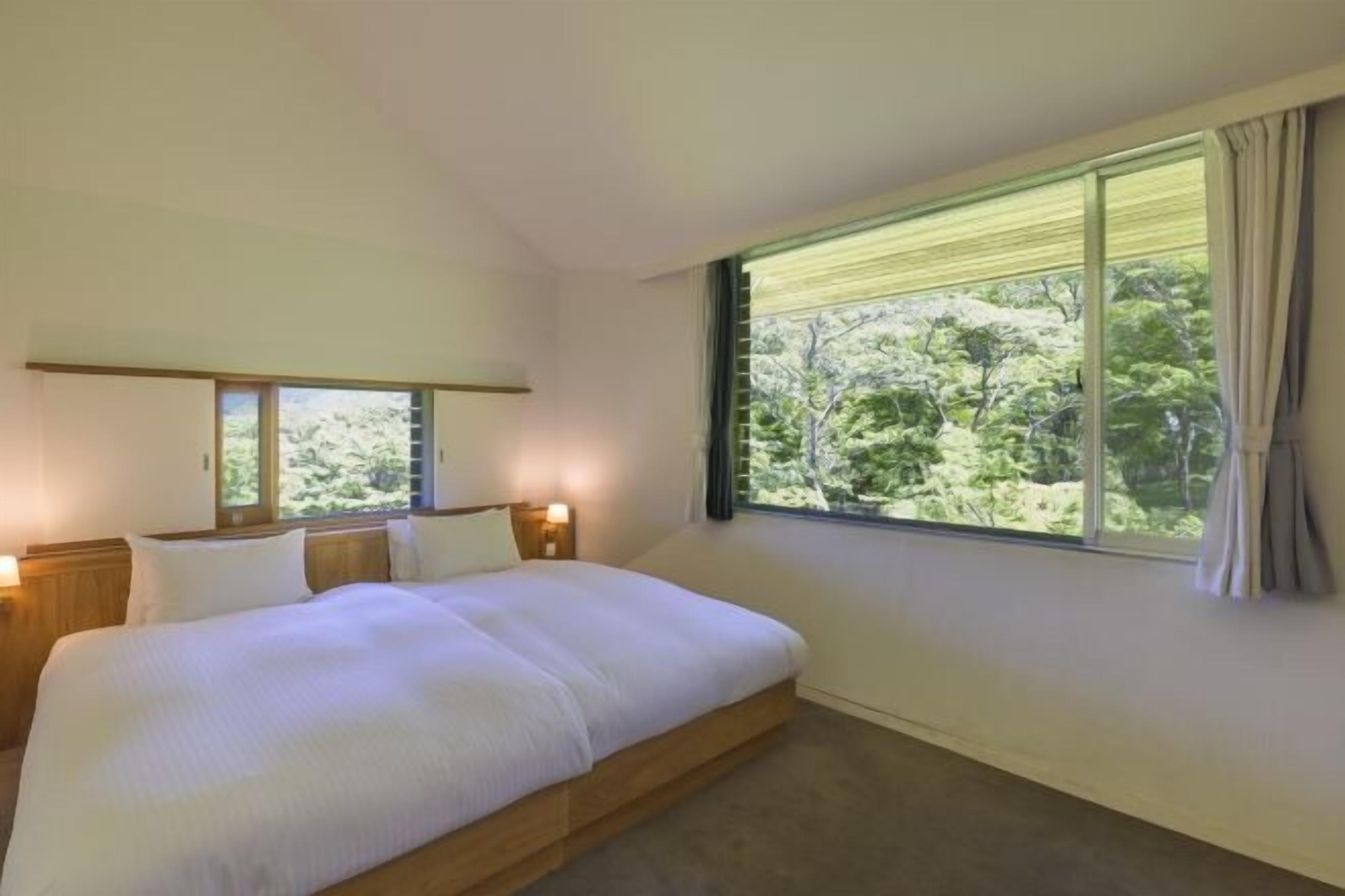 Safe på rommet, skrivebord, blendingsgardiner og lydisolert