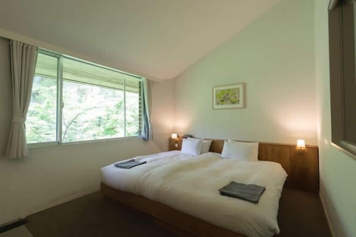 2 bedrooms, in-room safe, desk, blackout curtains