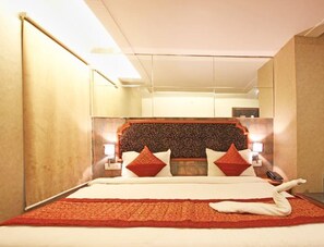 Standard Double Room | Minibar, in-room safe, desk, iron/ironing board