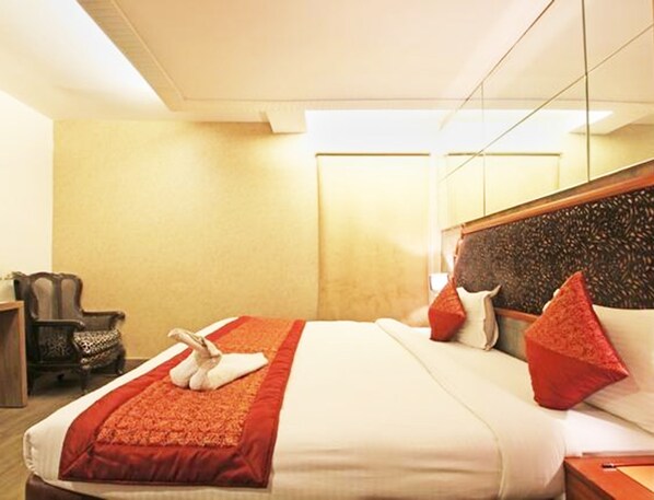 Minibar, in-room safe, desk, iron/ironing board