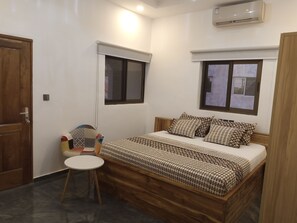 Executive Triple Room | Tempur-Pedic beds, individually decorated, individually furnished, desk - Mary's Guest House (Lomé)