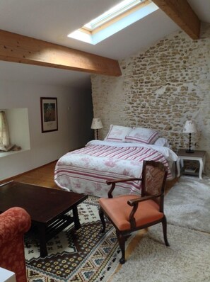 Individually decorated, individually furnished, desk, free WiFi - Gite du Calme (Cherac)