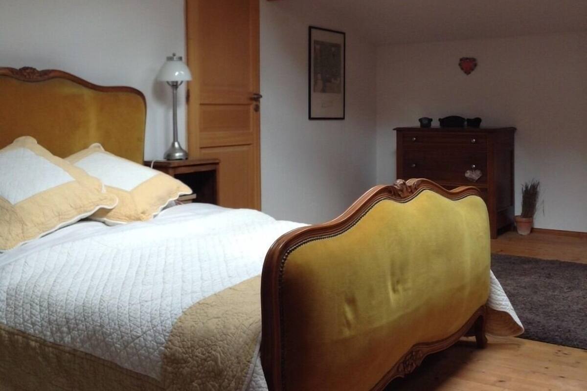 Doppelzimmer (Pin) | Schreibtisch, kostenloses WLAN, individuell dekoriert