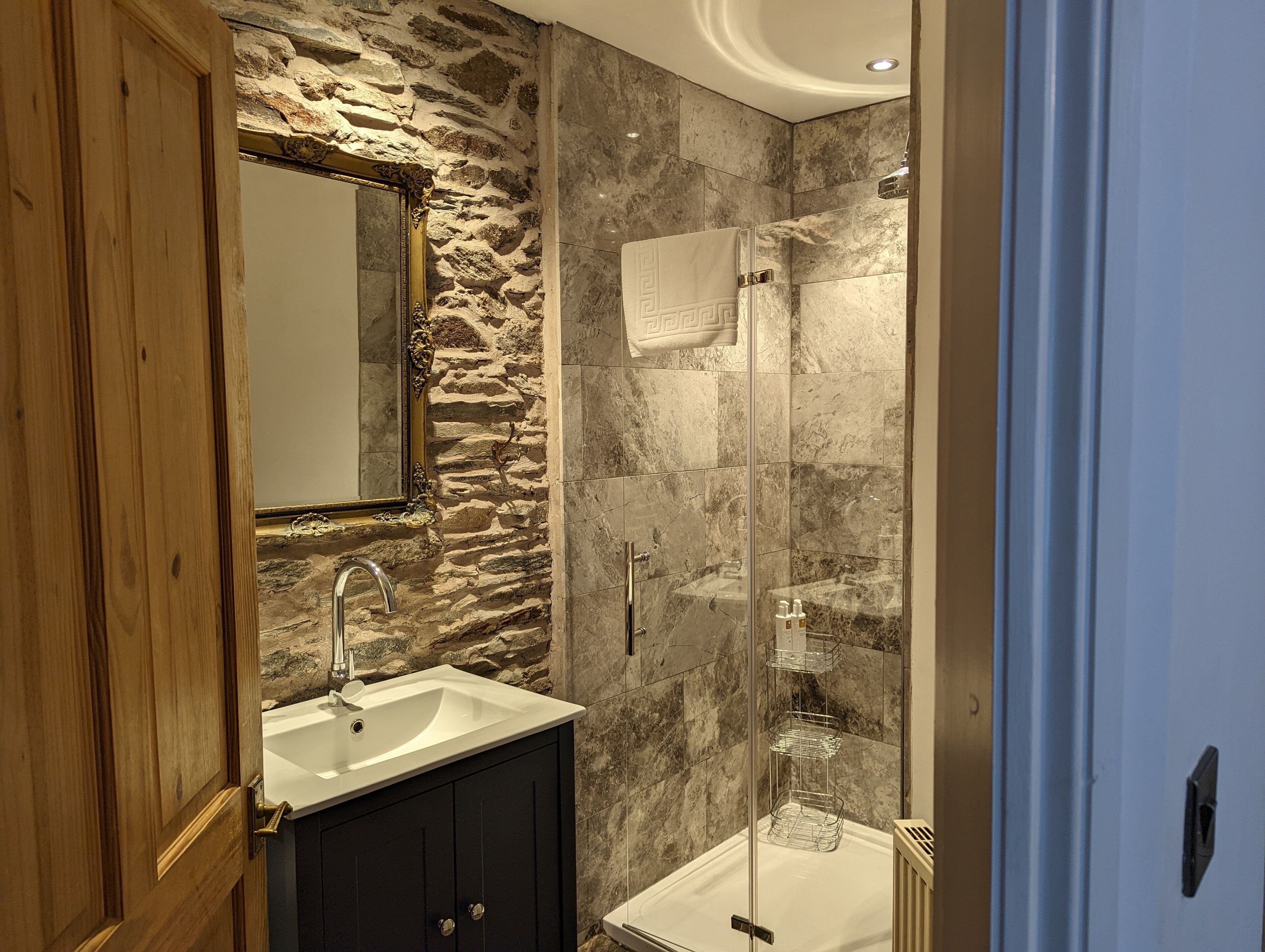 Standard-Doppelzimmer | Dusche im Bad