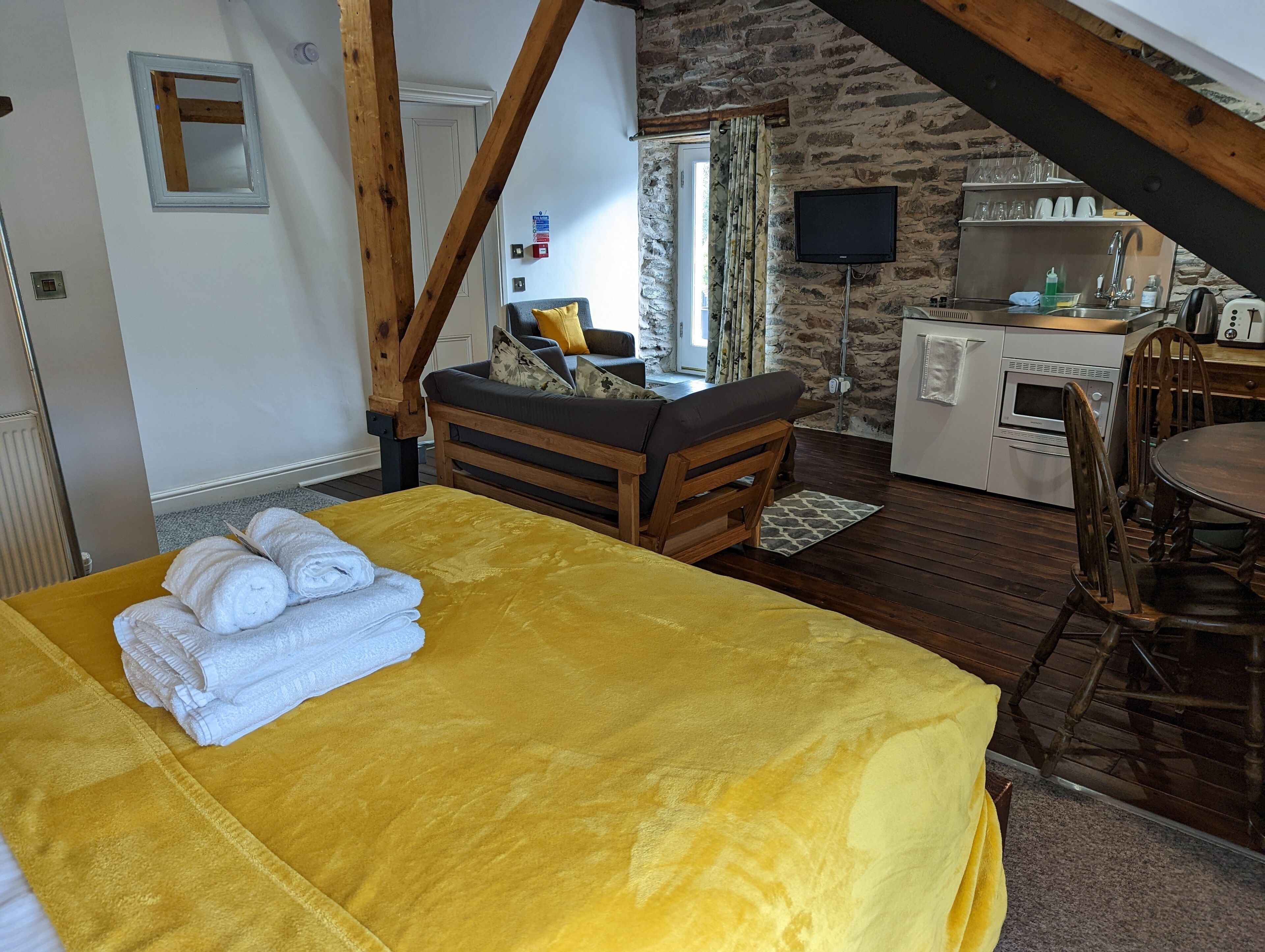 Panoraamahuoneisto, 1 suuri parisänky ja vuodesohva, keittiö, järvinäköala | Egyptinpuuvillaiset lakanat, ylelliset vuodevaatteet