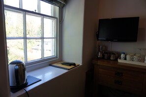 Chambre Deluxe double, 1 très grand lit et 1 canapé-lit, vue sur la montagne | Vue de la chambre