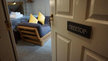 Treetop Room | Interior entrance