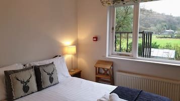 Deluxe-sviitti, 1 suuri parisänky ja vuodesohva, järvinäköala | 1 makuuhuone, egyptinpuuvillaiset lakanat, ylelliset vuodevaatteet