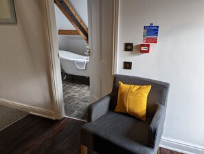 Apartamento panorámico, 1 cama de matrimonio grande con sofá cama, cocina, vistas al lago | Zona de estar | Una Smart TV