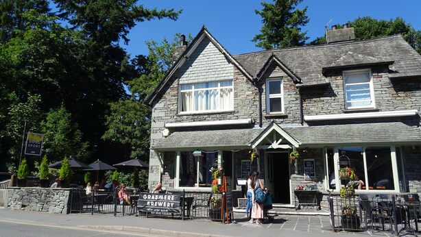 Un bâtiment en pierre sur lequel on peut lire l’inscription : « BRASSERIE GRASMERE ».