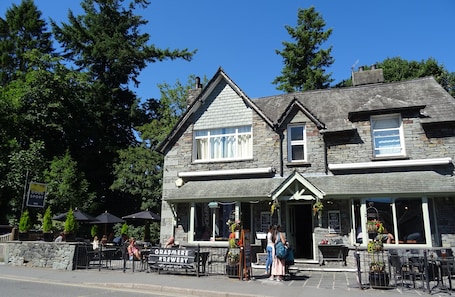 Serves breakfast, lunch, and dinner