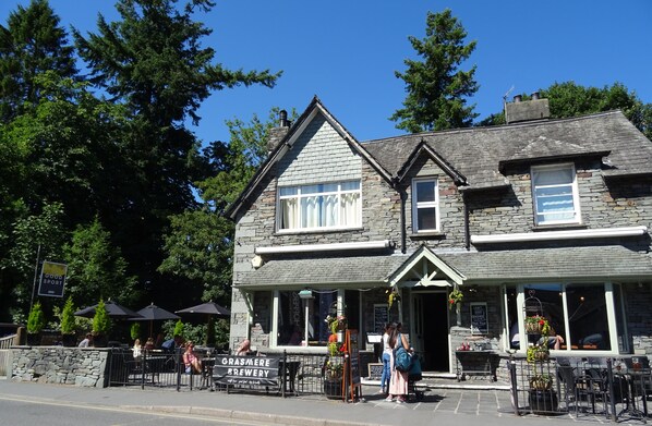 Serves breakfast, lunch and dinner - Lake View Country House and Self-catering Apartments (Ambleside)