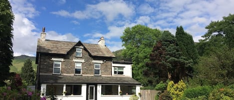 Vista frontal de la propiedad