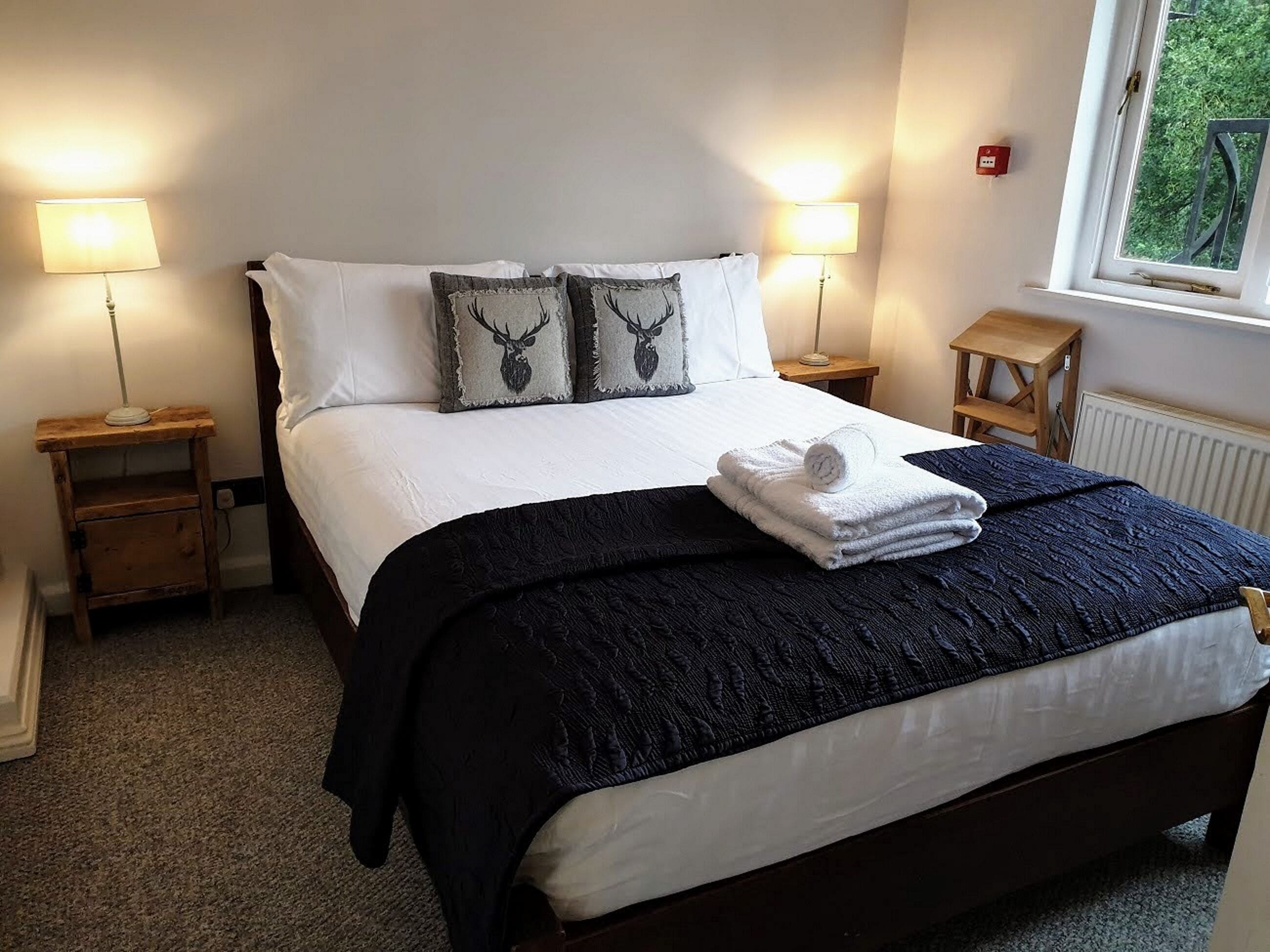 Deluxe-sviitti, 1 suuri parisänky ja vuodesohva, järvinäköala | Egyptinpuuvillaiset lakanat, ylelliset vuodevaatteet