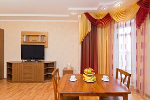Suite Superior | Area keluarga | TV layar datar
