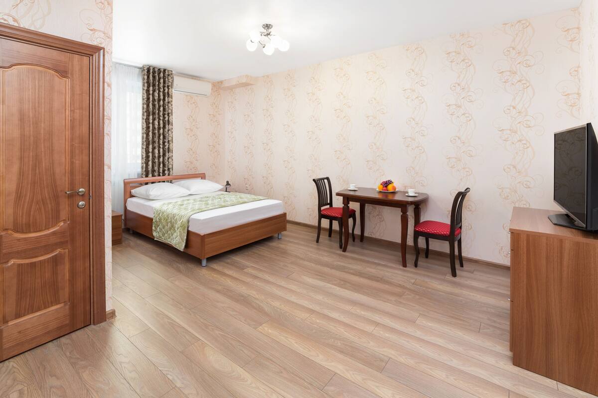 Suite Klasik | Brankas, tempat tidur lipat/tambahan, Wi-Fi gratis, dan seprai linen