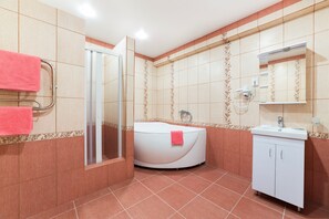 Superior Suite | Bathroom | Free toiletries, hair dryer, towels
