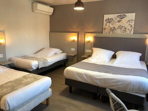 Peralatan tempat tidur premium, peti besi dalam bilik, meja 