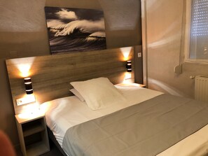 Standard Room, 1 Queen Bed | Premium bedding, in-room safe, desk, laptop workspace - Hôtel du Viaduc (Tarascon)