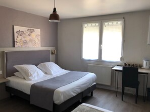 Premium bedding, in-room safe, desk, laptop workspace - Hôtel du Viaduc (Tarascon)