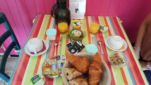 Sarapan Eropah setiap hari (EUR 11 seorang) 