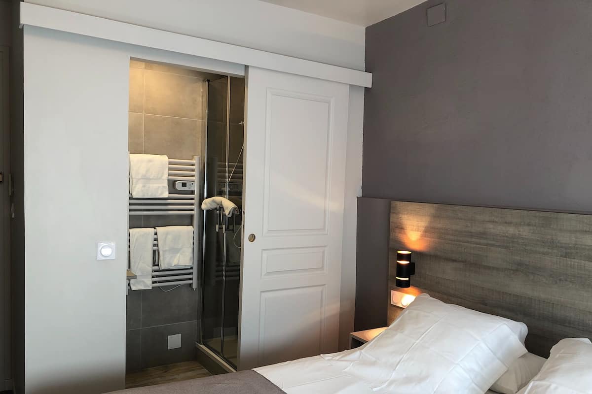 Hochwertige Bettwaren, Zimmersafe, Schreibtisch