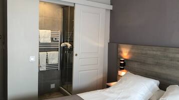 Ropa de cama de alta calidad, caja fuerte, escritorio