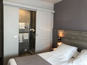 Ropa de cama de alta calidad y caja de seguridad en la habitación