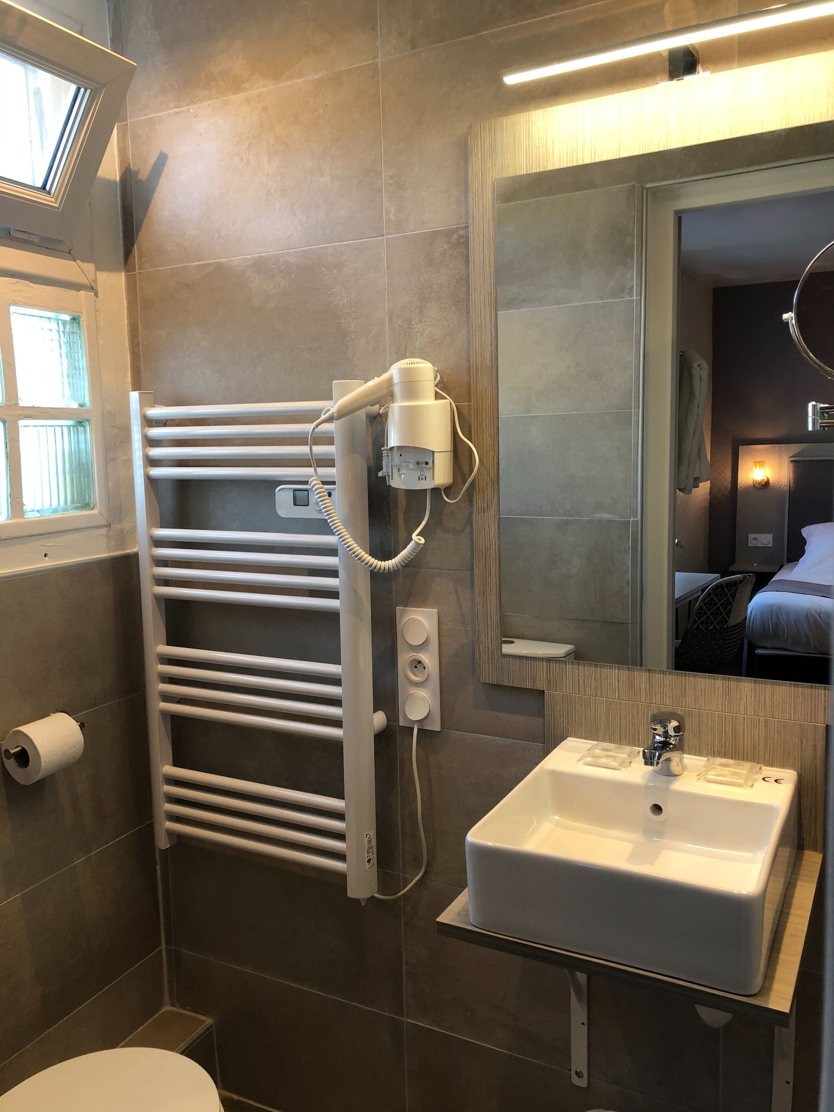 shower, rainfall showerhead, free toiletries, hair dryer