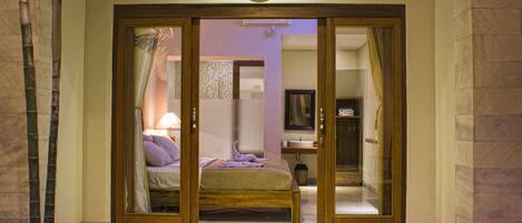 Safe på rommet, skrivebord og blendingsgardiner