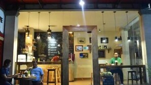 A restaurant with a bar area, tables, and chairs. - Sura Inn Ubud (Ubud)