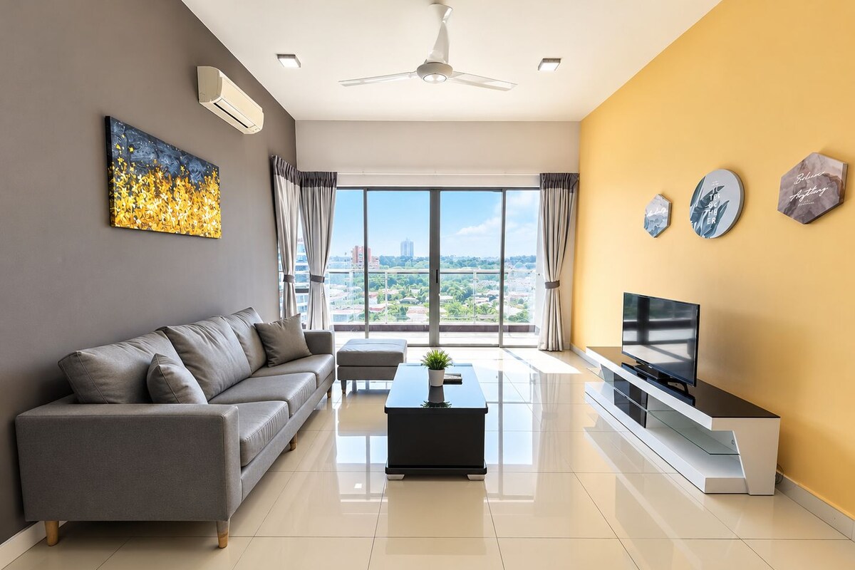 Ein modernes Wohnzimmer mit grauem Sofa, einem Flachbildfernseher und Stadtblick durch große Fenster.