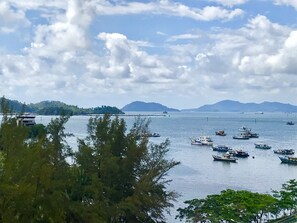 家庭套房, 3 间卧室, 阳台, 海景 | 客房景观